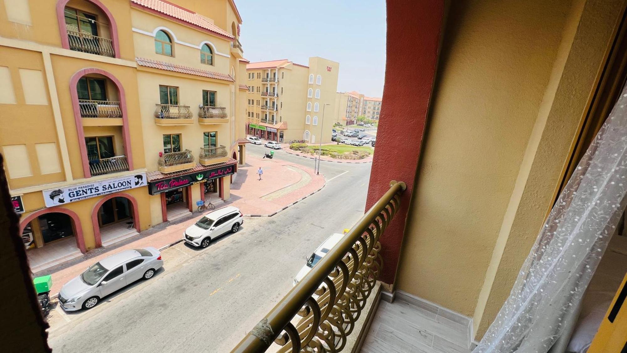 Spacious Furnished With Balcony Spain Cluster International شقة